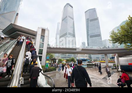 SHANGHAI - 6. November 2015: Touristen im Aufzug und Wolkenkratzer, Pier, Anzahl der Touristen, die das Land besuchen, China steht weltweit an dritter Stelle Stockfoto