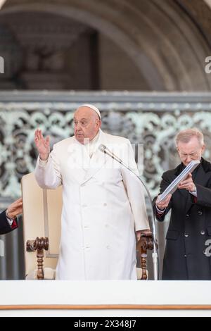 Vatikan, Vatikan. April 2024. Papst Franziskus überbringt seinen Segen während der Generalaudienz am Mittwoch in St. Petersplatz. (Credit Image: © Stefano Costantino/SOPA Images via ZUMA Press Wire) NUR REDAKTIONELLE VERWENDUNG! Nicht für kommerzielle ZWECKE! Stockfoto