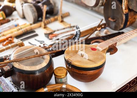 Zentralasiatische Musikinstrumente werden auf einem Basar in Buchara zum Verkauf angeboten, Nahaufnahme mit selektivem Weichfokus Stockfoto