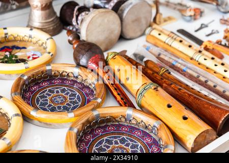 Zentralasiatische Schlagzeug- und Blasinstrumente werden auf einem Basar in Buchara zum Verkauf angeboten, Nahaufnahme mit selektivem Weichfokus Stockfoto