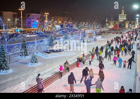 MOSKAU, RUSSLAND - 24. JAN 2015: Menschen auf Eislaufbahn am Abend in der VDNKh. Die Eislaufbahn am VDNKh ist die größte Eislaufbahn in Europa - mehr als Stockfoto