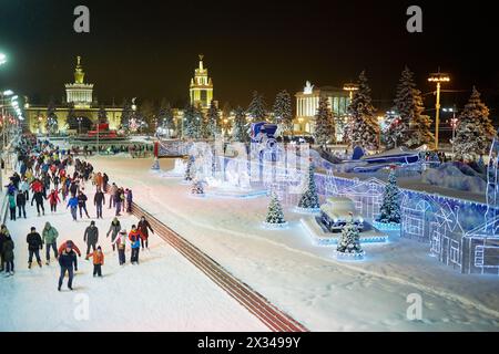 MOSKAU, RUSSLAND - 24. JAN 2015: Menschen auf Eislaufbahn am Abend in der VDNKh. Die Eislaufbahn am VDNKh ist die größte Eislaufbahn in Europa - mehr als Stockfoto