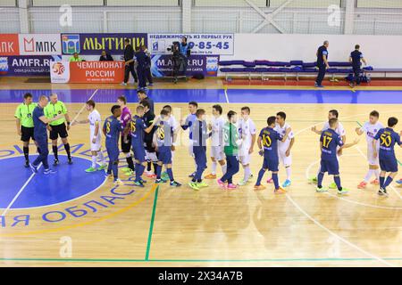 MYTISCHCHI, RUSSLAND - 16. Oktober 2014: Mannschaftsfußballspieler schütteln sich nach der russischen Futsal-Superliga in Mytischchi die Hände Stockfoto