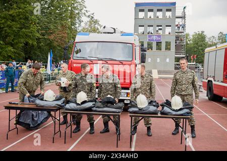 MOSKAU, RUSSLAND - 20. August 2016: Feuerwehrmänner bereiten sich auf den Wettbewerb während der Moskauer Stadtmeisterschaft des Kampfeinsatzes in Luschniki vor. Stockfoto