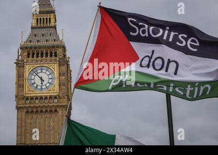 Westminster, London, Großbritannien. April 2024. Die Leute nehmen an einer Mahnwache für Palästina auf dem Parlamentsplatz Teil. Eine Liste der Kinder, die im Konflikt zwischen Israel und der Hamas ums Leben gekommen sind, wird in dem ansonsten stillen Ereignis vorgelesen. Quelle: Imageplotter/Alamy Live News Stockfoto