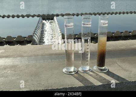 Beispiel, wie sieht Wassereinlass und Sedimentation nach der Reinigung aus, Text auf Röhrchen: Empfangen, Hahn, gereinigt Stockfoto