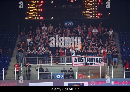 Istanbul, Türkei. April 2024. Basketball: FIBA Europe Cup, Bahcesehir Koleji - Niners Chemnitz, Finale, zweites Leg. Chemnitzer Fans jubeln ihr Team an. Quelle: Matthias Stickel/dpa/Alamy Live News Stockfoto