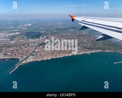 Italien, Latium, Luftaufnahme von der Thyrrhenian Küste und Stadt Fiumicino (Tiber auf der linken Seite) Stockfoto