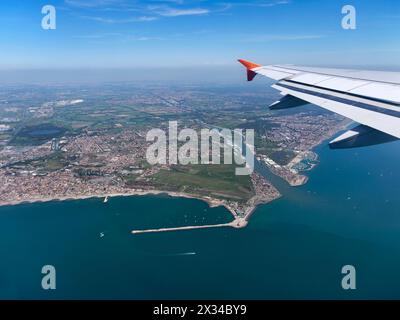 Italien, Latium, Luftaufnahme von der Thyrrhenian Küste und Stadt Fiumicino (Tiber auf der rechten Seite) Stockfoto