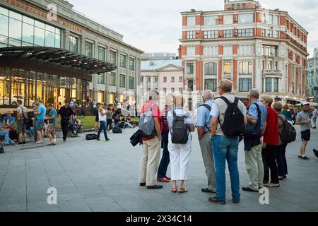 RUSSLAND, MOSKAU - 22. Juni 2015: Die Menschen laufen entlang der Kuznetsky-Straße in der Nähe von Tsum – Central Universal Department Store. Das Gebäude wurde 190 errichtet Stockfoto