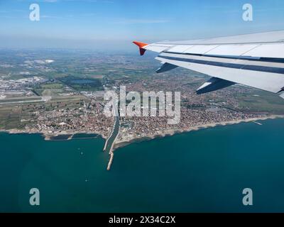 Italien, Latium, Luftaufnahme von der Thyrrhenian Küste und Stadt Fiumicino (Tiber auf der linken Seite) Stockfoto