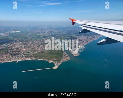 Italien, Latium, Luftaufnahme von der Thyrrhenian Küste und Stadt Fiumicino (Tiber in der Mitte) Stockfoto