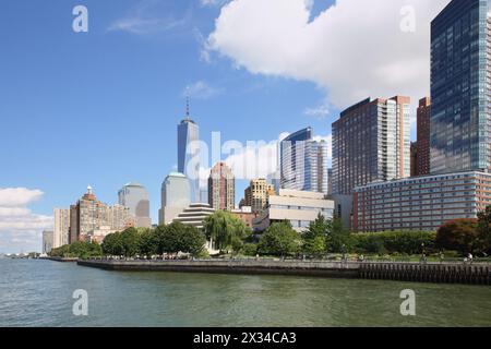 Uferdamm mit hohen Gebäuden und Robert F. Wagner Jr. Park an der Küste von Manhattan in New York City Stockfoto