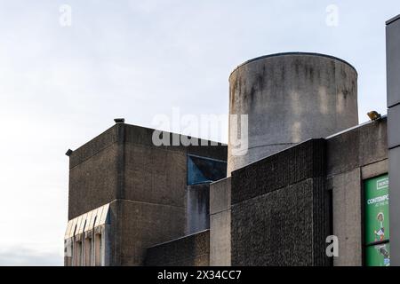 Glasgow, Großbritannien - 6. Dezember 2023: Die Universität Glasgow. Modernes Gebäude Stockfoto