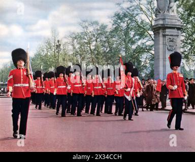 Auf diesem Foto sind die Coldstream Guards zu sehen, die in Richtung St. James's Palace in Vorbereitung auf die Zeremonie des Wachaufbaus. Die Coldstream Guards, ein Regiment der britischen Armee, haben die Hauptverantwortung für den Schutz der Monarchie. Diese feierliche Zeremonie, die oft als „Wachwechsel“ bezeichnet wird, umfasst eine Gruppe von Soldaten, die einen anderen an ihren Wachposten entlasten, um den kontinuierlichen Schutz der königlichen Residenzen zu gewährleisten. Stockfoto