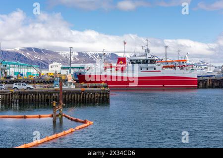 Reykjavik, Island, 14.05.22. Das Fischereifahrzeug Stormur GR 6-44 legte im Alten Hafen in Reykjavik an, mit schneebedeckten Bergen und Hafeninfrastruktur. Stockfoto