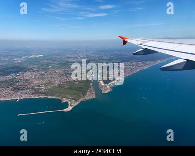 Italien, Latium, Luftaufnahme von der Thyrrhenian Küste und Stadt Fiumicino (Tiber in der Mitte) Stockfoto