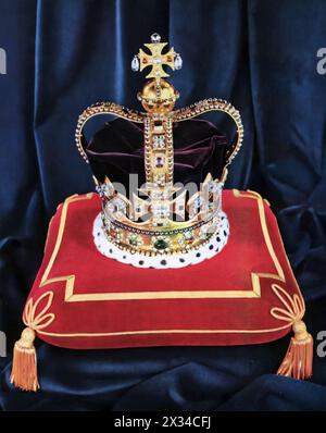 Die Royal Crown, früher St. Edward’s Crown, wurde 1661 von Hofjuwelier Sir Robert Vyner hergestellt. Ursprünglich für Karl II. Gebaut, wurde es seither alle Könige und Königinnen von England gekrönt und ist damit ein tiefgreifendes Symbol der Souveränität. Stockfoto