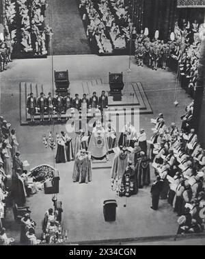 Dieses Foto zeigt den Erzbischof von Canterbury, Cosmo lang, der im Mai 1937 nach der Abdankungskrise die Krone auf den Kopf von König Georg VI. Setzte. Diese Krise ereignete sich, als George VI., sein Bruder Eduard VIII. 1936 den Thron abdankte, um Wallis Simpson, einen geschiedenen Mann, zu heiraten, was zu Georgs unerwartetem Beitritt führte. Die Krönung symbolisierte nicht nur einen Neuanfang der britischen Monarchie, sondern auch Stabilität und Kontinuität nach einer Periode beispielloser konstitutioneller Unruhen. Stockfoto