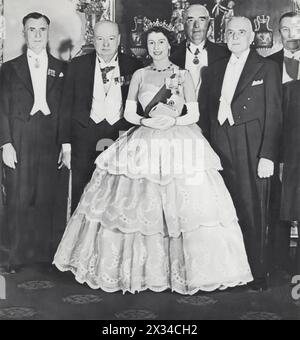 Königin Elisabeth II. Wird im Dezember 1952 im Buckingham Palace vor ihrer Krönung gefangen genommen. Sie ist umgeben von VIPs aus dem Commonwealth, darunter Mr. S.G. Holland aus Neuseeland, Mr. Winston Churchill aus England, Mr. Robert Menzies aus Australien und Mr. St. Laurent aus Kanada. Stockfoto