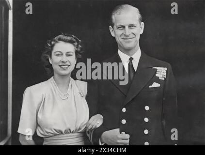 Dieses Foto zeigt Prinzessin Elizabeth II. Und Philip, den Herzog von Edinburgh, kurz nach ihrer Verlobung im Jahr 1947, was den Beginn eines bedeutenden Kapitels in der britischen königlichen Geschichte markiert. Innerhalb eines Jahres würde das Paar Prinz Charles, den zukünftigen König von England, in der Welt willkommen heißen. Im Jahr 1952 sollte Elisabeths Thronbesteigung eine neue Ära für die britische Monarchie markieren. Stockfoto