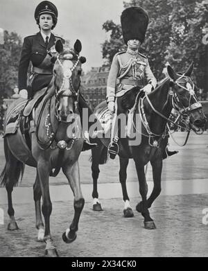 Prinzessin Elizabeth und ihr Onkel Prinz Henry, der Herzog von Gloucester, werden im Juni 1949 zu Pferd bei der Zeremonie Trooping the Colour gezeigt. Elizabeth wurde 1942 im Alter von 16 Jahren zum Oberst der Grenadier-Garde ernannt und trat damit die Nachfolge ihres Großonkels an. Diese Zeremonie, die den Geburtstag des Monarchen feiert, hebt die reichen Traditionen der britischen Monarchie und Elisabeth die frühe Integration in königliche Pflichten hervor. Stockfoto