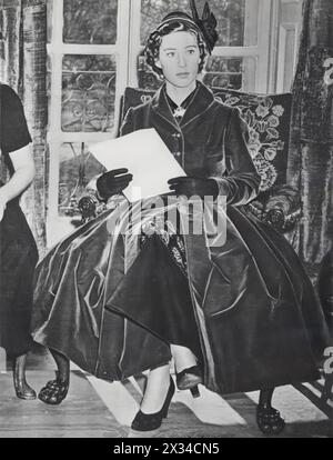 Prinzessin Margaret, Gräfin von Snowdon und jüngere Schwester von Prinzessin Elizabeth, wird 1951 bei der Londoner Fashion Designers Show gezeigt. Margaret, bekannt als Modeikone, wurde für ihre Stilentscheidungen gefeiert, einschließlich ikonischer Stücke von Christian Dior. Dieses Foto fängt ihren Einfluss in der Modewelt ein, ein Erbe, das sich über ihr Leben hinaus fortsetzte. Stockfoto