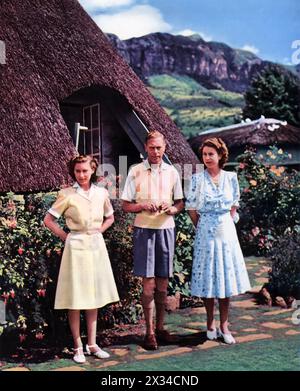 König Georg VI. Wird mit seinen Töchtern Prinzessin Elizabeth und Prinzessin Margaret im Nationalpark Natal in Südafrika auf einem Foto aus dem Jahr 1947 gezeigt. Die folgenden fünf Jahre waren entscheidend für die Monarchie: Elisabeth heiratete später im selben Jahr Philipp, begrüßte ihren Erstgeborenen Karl 1948 und bestieg 1952 den Thron. Stockfoto