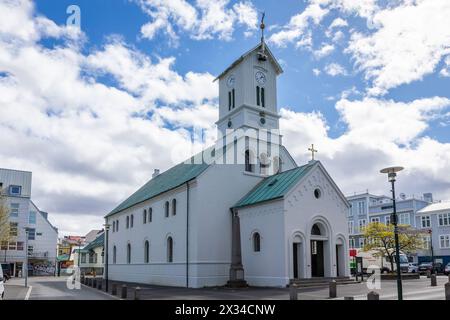 Reykjavik, Island, 14.05.22. Kathedrale von Reykjavik (isländisch: Domkirkjan i Reykjavik), eine neoklassizistische Kathedrale mit grünem Dach. Stockfoto