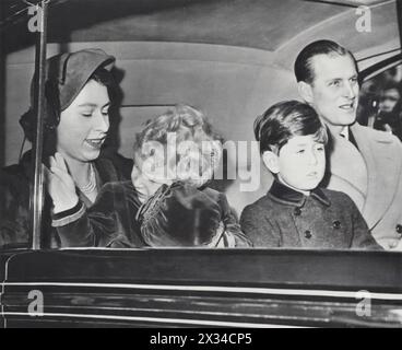 Königin Elizabeth, Prinz Philip, der Herzog von Edinburgh, und ihre beiden Kinder, Prinz Charles und Prinzessin Ann, werden nach ihrem Urlaub in Sandringham vom Februar 1953 nach London zurückgeführt. Dieser Moment fängt die königliche Familie ein, fast ein Jahr nach Elisabeths Thronbesteigung, ihre Krönung würde bald folgen, im Juni 1953. Stockfoto