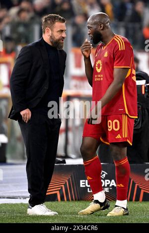 Daniele de Rossi Trainer der AS Roma spricht mit Romelu Lukaku von AS Roma während des Europa League-Fußballspiels zwischen AS Roma und AC Milan im Olimpico-Stadion in Rom (Italien) am 18. April 2024. Stockfoto