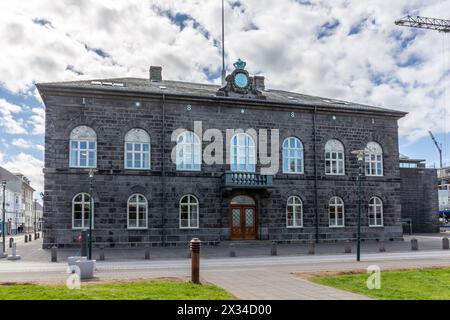 Althingishus (Alþingishúsið, Parlamentsgebäude) auf dem Austurvollur-Platz, Reykjavik, Island. Stockfoto