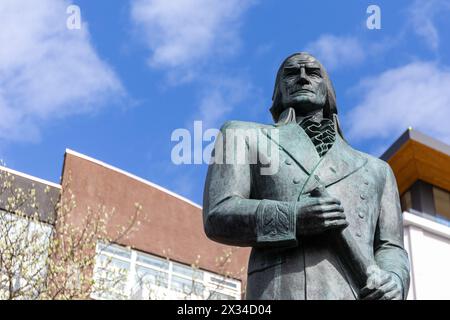 Reykjavik, Island, 14.05.22. Bronzestatue von Skuli Magnusson „Vater von Reykjavik“, Gründer des modernen Reykjavik, mit einer gerollten Rolle. Stockfoto