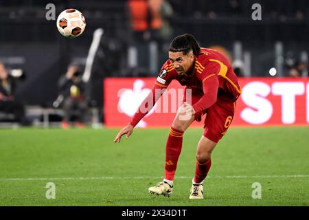 Chris Smalling von AS Roma in Aktion während des Europa League-Fußballspiels zwischen AS Roma und AC Milan im Olimpico-Stadion in Rom (Italien), 18. April 2024. Stockfoto