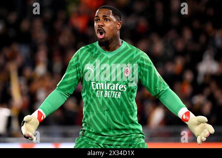 Mike Maignan vom AC Milan Gesten während des Europa League-Fußballspiels zwischen AS Roma und AC Milan im Olimpico-Stadion in Rom (Italien), 18. April 2024. Stockfoto
