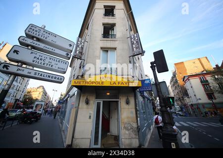 PARIS, FRANKREICH - 9. September 2014: Gebäude des Hotels Metropole Lafayette zwischen zwei Straßen in Paris Stockfoto