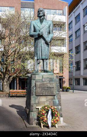 Reykjavik, Island, 14.05.22. Bronzestatue von Skuli Magnusson „Vater von Reykjavik“, Gründer des modernen Reykjavik, mit einer gerollten Rolle. Stockfoto