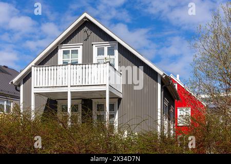 Traditionelles isländisches eisenverkleidetes Wohnhaus mit Giebeldach, weißen Fensterrahmen, verkleidet mit Wellblechen in Reykjavik, Island Stockfoto