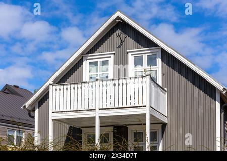 Traditionelles isländisches eisenverkleidetes Wohnhaus mit Giebeldach, weißen Fensterrahmen, verkleidet mit Wellblechen in Reykjavik, Island Stockfoto