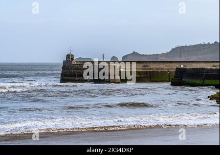 Blick auf den Hafen vom Strand in Saundersfoot, Wales an einem hellen Frühlingstag Stockfoto