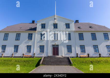 Menntaskolinn (MR, Reykjavik Junior College) Gymnasium in Reykjavik, Island, symmetrische Ansicht. Stockfoto