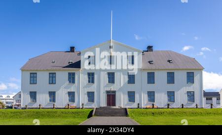 Menntaskolinn (MR, Reykjavik Junior College) Gymnasium in Reykjavik, Island, symmetrische Ansicht. Stockfoto