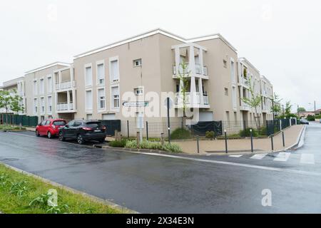 Bordeaux, Frankreich - 26. April 2023: Autos parken ordentlich am Rande einer belebten Stadtstraße mit Gebäuden im Hintergrund. Stockfoto