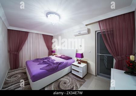 ALANYA, TÜRKEI - 11. August 2015: Schlafzimmer im Wohnkomplex My Marine Residence in Alanya. Wohnkomplex My Marine Residence hat einen von Larg gebaut Stockfoto