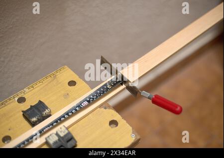 Nahaufnahme der verwendeten Schreinerwerkzeuge, die Fingerfertigkeit und Präzision beim Holzschneiden hervorheben Stockfoto