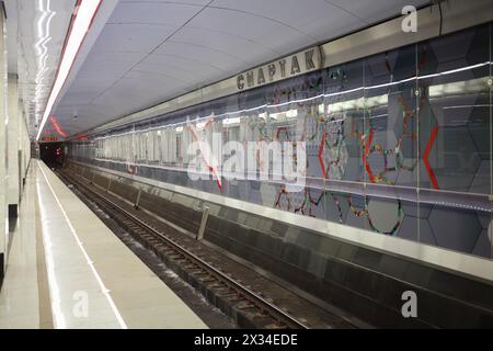 MOSKAU - 25. Dezember 2014: Die neue moderne U-Bahn-Station Spartak wurde am 27. August 2014 eröffnet. In der Moskauer U-Bahn gibt es 200 Stationen Stockfoto