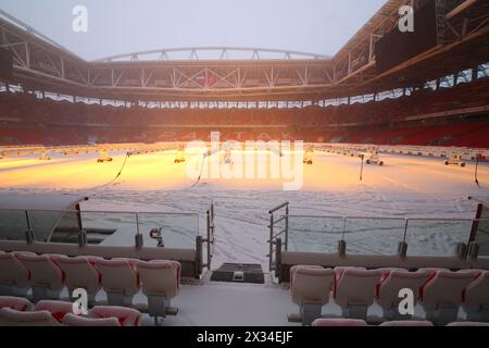 MOSKAU - 25. Dezember 2014: Spartak-Stadion im Schnee. Das neue Stadion ist in der Liste der Objekte für die Spiele enthalten, die bei der Weltmeisterschaft 2018 ausgetragen werden Stockfoto