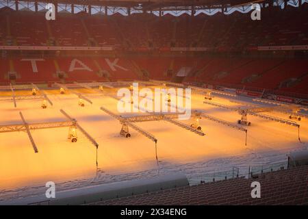 MOSKAU - 25. Dezember 2014: Lampen auf dem Feld im Spartak-Stadion im Winter. Das neue Stadion ist in der Liste der Objekte enthalten, für die Spiele auf der 2018 World gespielt werden Stockfoto