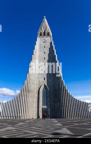 Reykjavik, Island, 14.05.22. Hallgrimskirkja modernistische Kirche ähnelt Basaltsäulen in Reykjavik, Island, moderner Glockenturm. Stockfoto