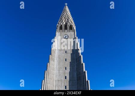 Hallgrimskirkja Kirchturm ähnelt Basaltsäulen in Reykjavik, Island, moderner Glockenturm vor klarem blauem Himmel, symmetrischer Blick. Stockfoto